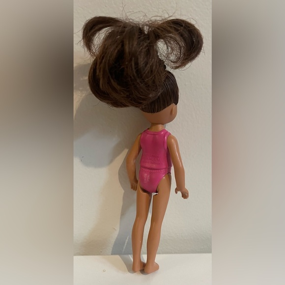 Barbie Sister Chelsea Doll Brunette Latina w Dog Graphic Barbie Dolls - Picture 2 of 2